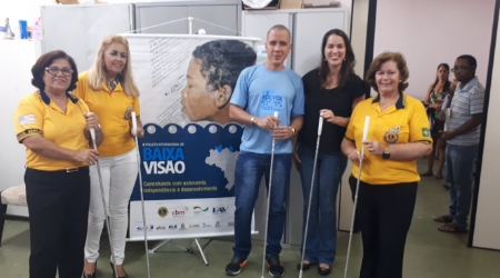 Na foto, ao centro, Railton Côrrea (ADEVISE) e Carla Rêgo (marketing do HOS), com as representantes do Lions Sergipe.